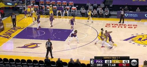 詹姆斯突破加点,揭秘篮球场上的速度与激情 詹姆斯突破加点,揭秘篮球场上的速度与激情